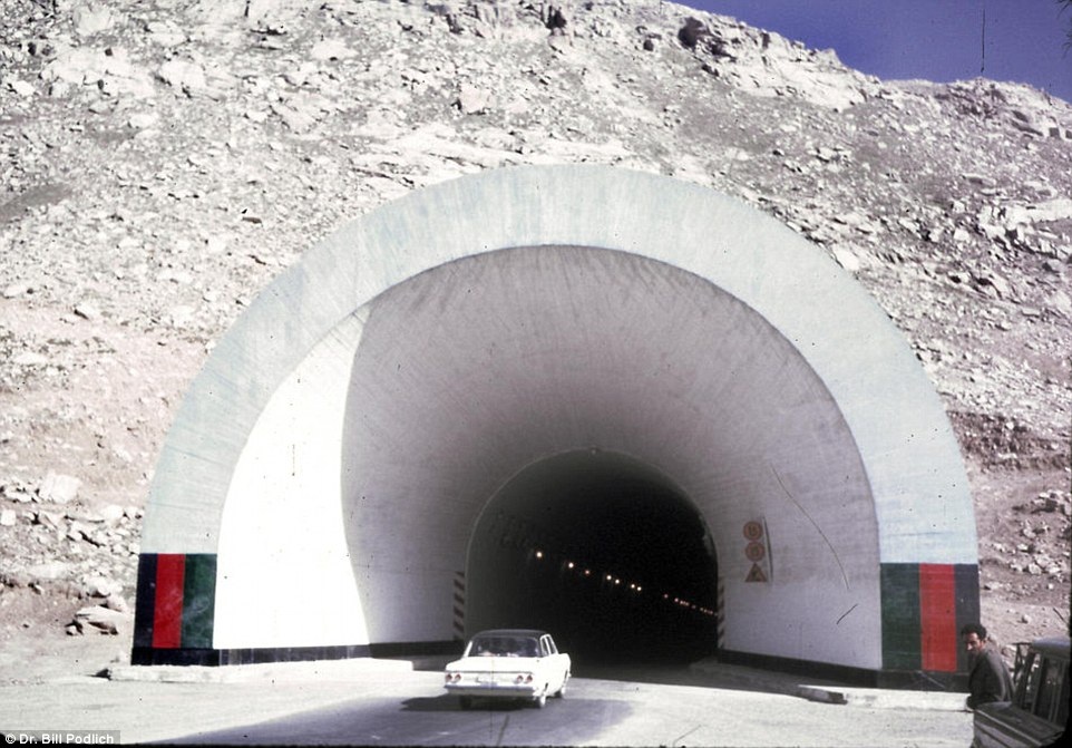 Ảnh hiếm về cuộc sống thanh bình ở Afghanistan trước chiến tranh - 11 Đường hầm Salang nằm ở tỉnh Parwan, nơi kết nối giữa hai miền nam bắc của Afghanistan. Đường hầm băng qua dãy núi Hindu Kush, do Liên Xô xây dựng và mở cửa năm 1964.