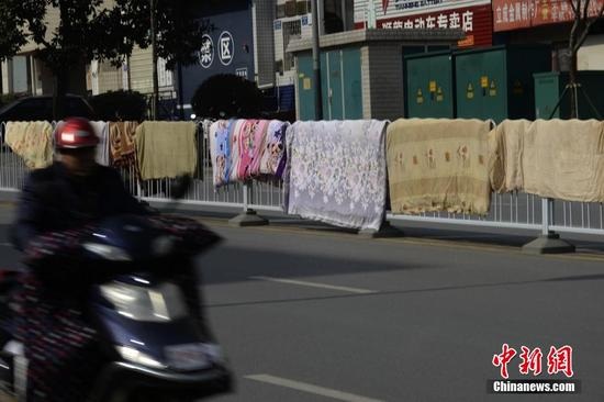 Một người đi đường phải ngoái đầu lại nhìn “hàng rào chăn”