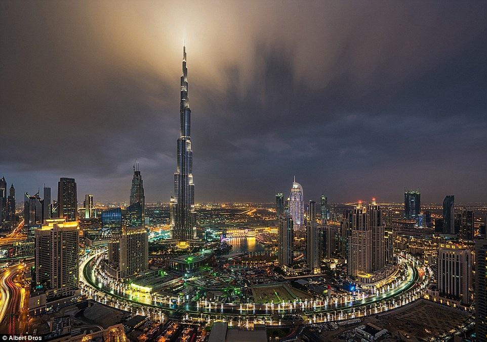 "Nghẹt thở" trước vẻ lộng lẫy tráng lệ của Dubai về đêm - 6 Tòa nhà Burj Khalifa – một trong các công trình cao nhất thế giới
