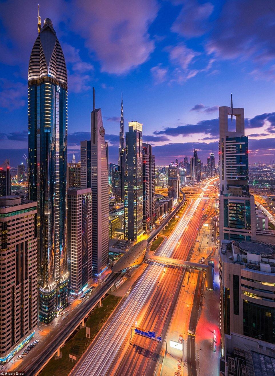 "Nghẹt thở" trước vẻ lộng lẫy tráng lệ của Dubai về đêm - 4 "Nghẹt thở" trước vẻ lộng lẫy tráng lệ của Dubai về đêm - 4