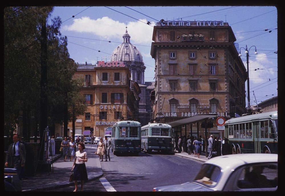 Ngược dòng thời gian nhìn lại thành Rome những năm 1960 - 13 Khung cảnh phố phường đông vui nhộn nhịp.