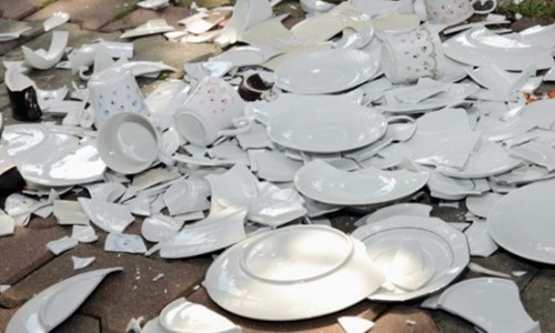 Ném đồ cũ, đập bát đĩa và đánh nhau để đón năm mới - 4 Ném đồ cũ, đập bát đĩa và đánh nhau để đón năm mới - 4