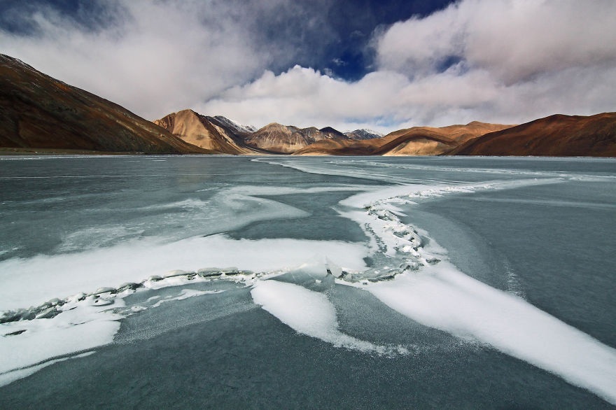 Dòng sông băng Pangong ở dãy Himalayas