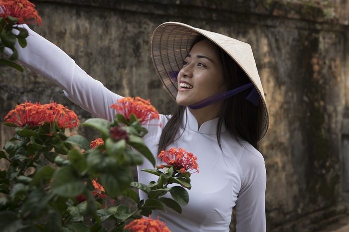 Nhiếp ảnh gia nước ngoài say mê với tà áo dài Việt - 1 Thiếu nữ bên hoa. Hình ảnh chụp tại Hà Nội