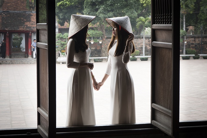 Nhiếp ảnh gia nước ngoài say mê với tà áo dài Việt - 2 Thiếu nữ khoe vẻ đẹp xuân thì. Hình ảnh chụp tại Văn Miếu Quốc Tử Giám, Hà Nội.