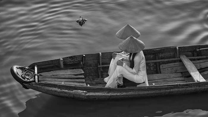 Nhiếp ảnh gia nước ngoài say mê với tà áo dài Việt - 3 Thiếu nữ bên dòng sông Mekong