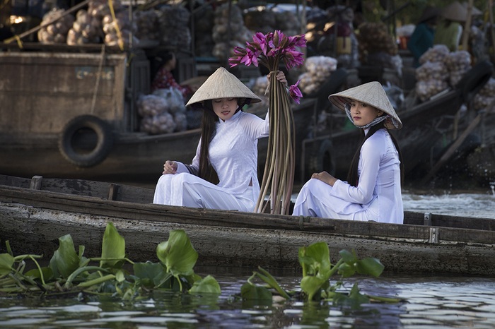 Nhiếp ảnh gia nước ngoài say mê với tà áo dài Việt - 4 Nét dịu dàng quyến rũ của những thiếu nữ miền Tây Nam Bộ trong phiên chợ nổi