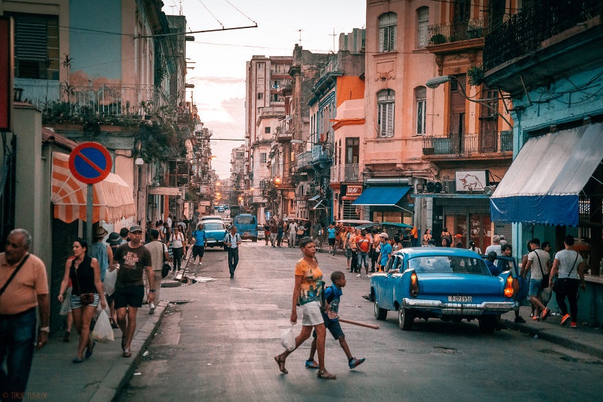 Ảnh hiếm về nhịp sống bình dị của người dân Cuba - 13 Khách nước ngoài đang tới Cuba ngày một đông