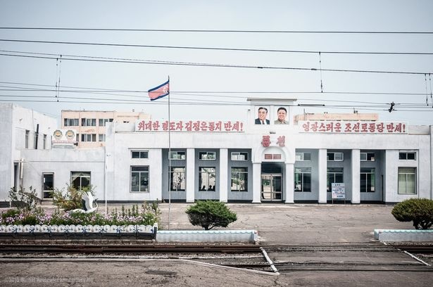 Hình ảnh về Triều Tiên qua những bức hình chụp lén - 7 Hình ảnh về các nhà lãnh đạo của Triều Tiên xuất hiện mọi nơi
