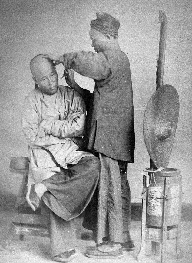 Những thước hình hiếm về Trung Quốc thế kỷ 19 - 1 Một người thợ đang chăm chú cắt tóc và cạo đầu cho khách.