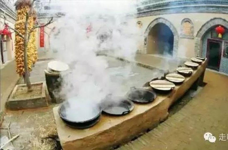 Kỳ lạ những ngôi làng nằm trong hang động hàng trăm năm - 6 Khoảng sân chung còn được người dân tận dụng nấu chung bếp khi có dịp lễ tết
