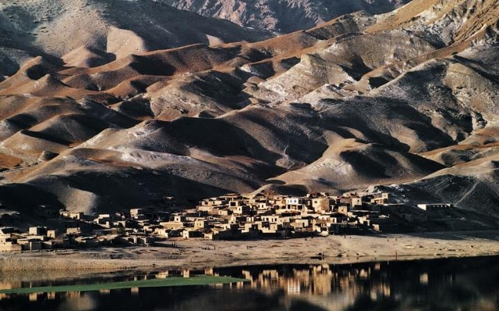 Những khoảnh khắc hiếm về Afghanistan qua tay máy của nhiếp ảnh gia người Mỹ - 10 Một ngôi làng nằm giữa Nairobi và Kabul. Ảnh chụp năm 1992.