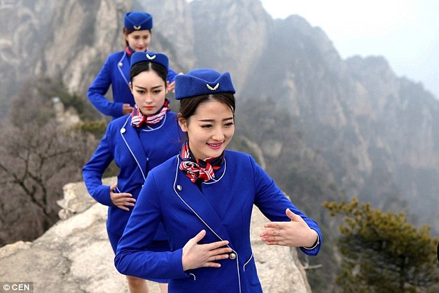Nữ tiếp viên hàng không xinh đẹp tập kungfu trên núi cao - 3 Các cô gái được hướng dẫn động tác, kỹ thuật cơ bản