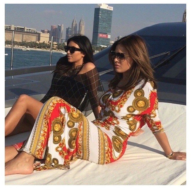 Hội nhà giàu Dubai khoe cuộc sống trên tiền - 13 Một kiều nữ trên du thuyền cùng nhân vật làng giải trí nổi tiếng Kim Kardashian