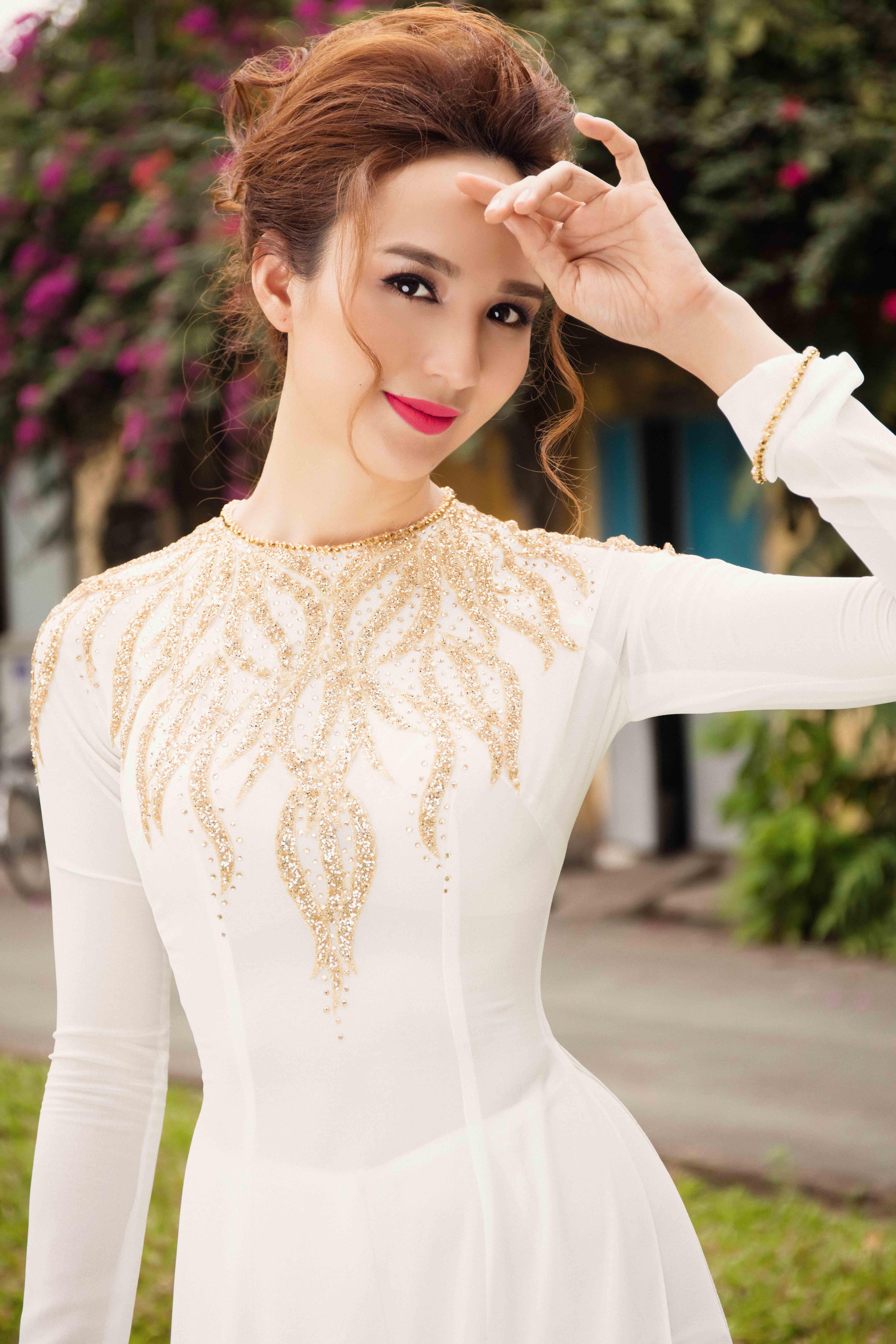 Hoa hậu Du lịch Ngọc Diễm duyên dáng trong tà áo dài - 5 Hoa hậu Du lịch Ngọc Diễm duyên dáng trong tà áo dài - 5