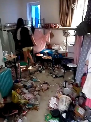 Choáng với căn phòng ký túc xá nữ "bẩn nhất hành tinh" - 1 Căn phòng ngập rác thải lại là nơi ở của các nữ sinh