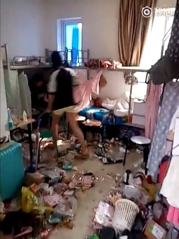 Choáng với căn phòng ký túc xá nữ "bẩn nhất hành tinh" - 2 Cô gái trong đoạn video không ngại ngần chia sẻ, hai người bạn trong phòng đã dọn đi vì quá bẩn và bốc mùi