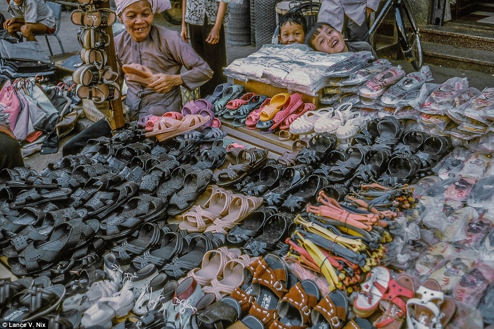 Hình ảnh Việt Nam những năm cuối 1960 qua ống kính một lính Mỹ - 11 Một mẹt hàng bán giày dép bên phố. Ảnh chụp năm 1969.