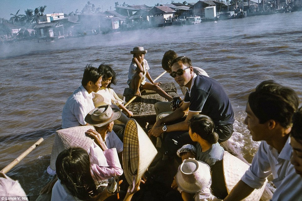 Hình ảnh Việt Nam những năm cuối 1960 qua ống kính một lính Mỹ - 10 Đi xuồng trên sông. Đây là một trong những phương tiện giao thông phổ biến vùng sông nước.