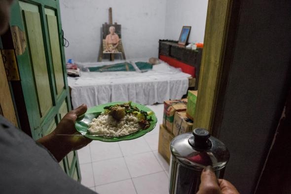 Ngôi làng có tập tục người sống ở cùng nhà lâu ngày với... người chết - 3 Người Toraja vẫn mang đồ ăn thức uống tới người chết khi đám tang chưa diễn ra