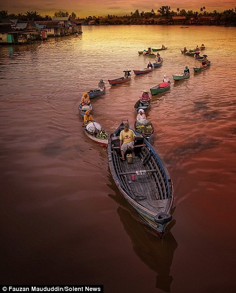 Mê mẩn vẻ đẹp khu chợ nổi ở Indonesia - 2 Một trong những nét đặc trưng của khu chợ chính là nhiều con thuyền nối đuôi nhau