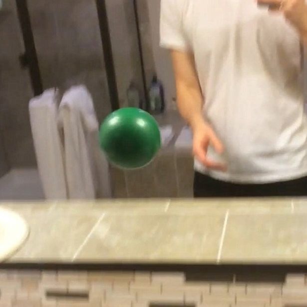 Video gây ảo giác: ném bóng với chính mình qua gương - 2 Video gây ảo giác: ném bóng với chính mình qua gương - 2