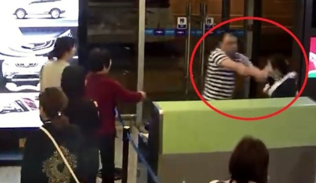 Du khách Trung Quốc tát và ném đồ vào tiếp viên vì máy bay hoãn chuyến - 1 Cảnh xô xát giữa hành khách và nhân viên hãng hàng không