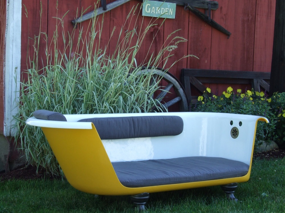 "Làm mới" không gian sống từ những đồ vật cũ - 11 Ghế sofa được sáng tạo kiểu mới nhờ việc tận dụng bồn tắm cũ.