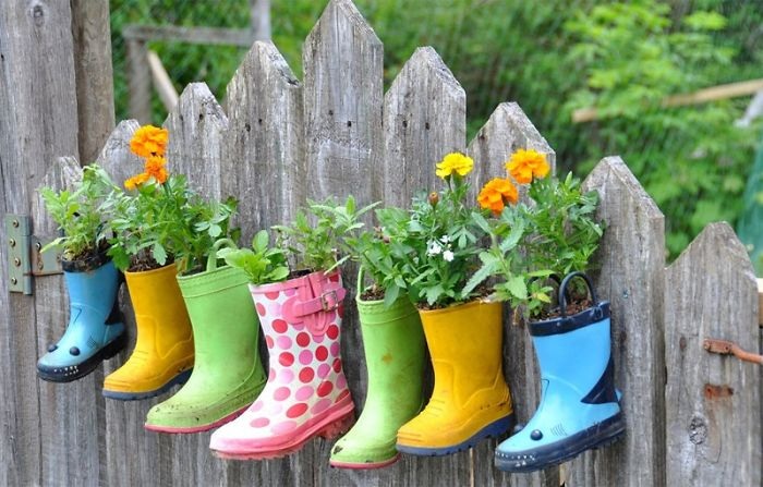 "Biến hóa" để hàng rào quanh nhà trở nên bắt mắt - 10 Sử dụng ủng nhiều màu sắc kết hợp với nhau thành khu vườn treo nho nhỏ.