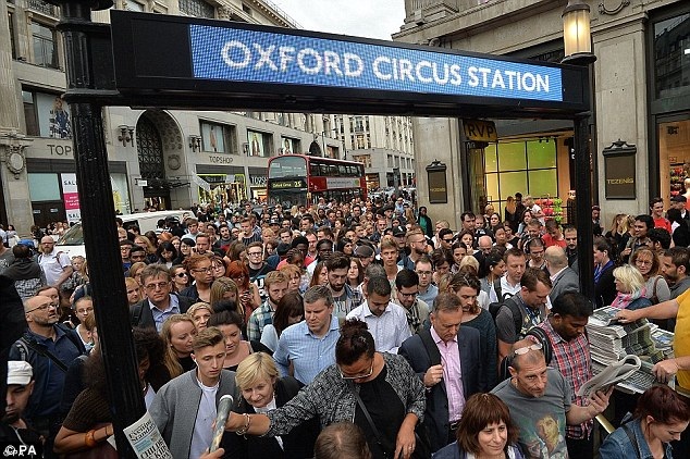 Cảnh tắc đường ngạt thở ở nhiều đô thị lớn trên thế giới - 1 Người dân London vật lộn xếp thành hàng dài, chen chân xuống trạm tàu điện ngầm ở Oxford Circus trong một ngày bình thường