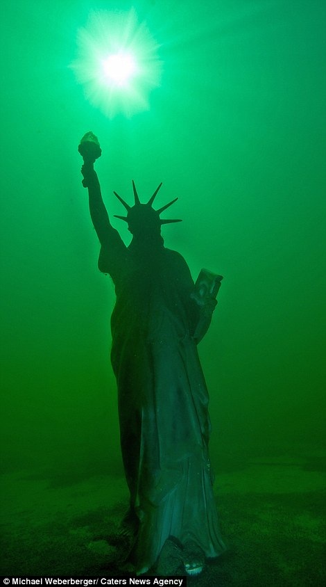 Mê hoặc vẻ đẹp kỳ ảo của bảo tàng dưới nước - 7 Bản sao tượng Nữ thần Tự do