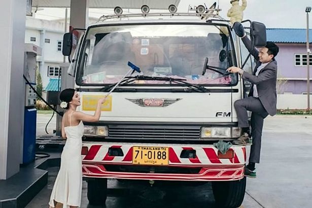 Bộ ảnh cưới siêu độc của cặp đôi ở trạm xăng - 6 Bộ ảnh cưới siêu độc của cặp đôi ở trạm xăng - 6