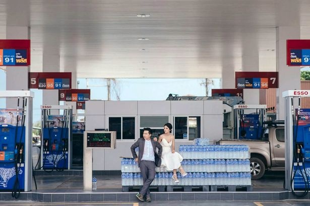 Bộ ảnh cưới siêu độc của cặp đôi ở trạm xăng - 1 Bộ ảnh cưới của một cặp đôi người Thái diễn ra ở trạm xăng
