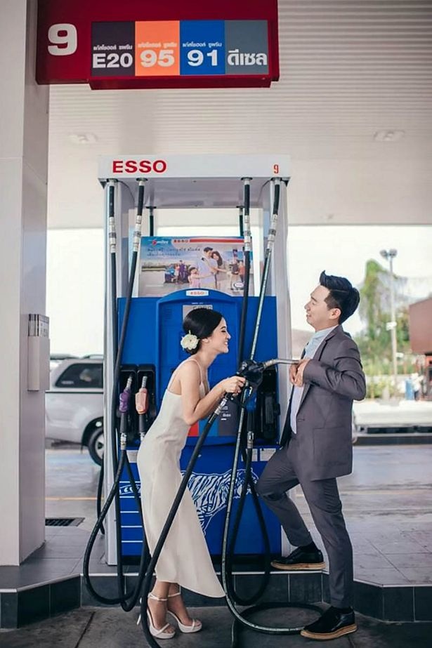 Bộ ảnh cưới siêu độc của cặp đôi ở trạm xăng - 5 Nhiều khách tới đổ xăng đã dừng lại để ngắm nhìn buổi chụp hình