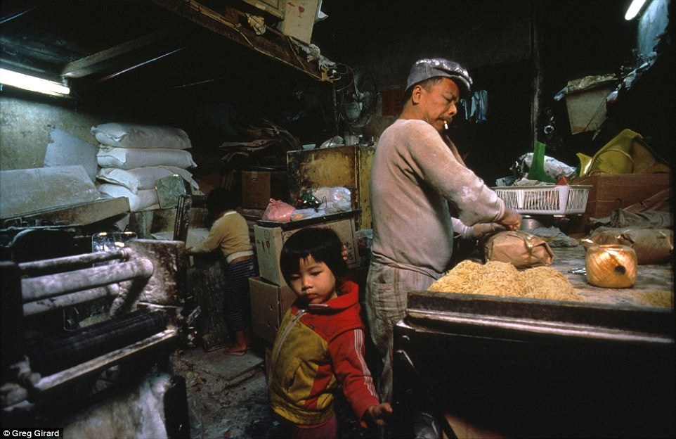 Cuộc sống ở khu ổ chuột một thời giữa Hong Kong hoa lệ - 9 Hui Tung Choy là chủ một doanh nghiệp sản xuất mỳ sợi tại gia. Hai vợ chồng anh có hai cô con gái nhỏ. Chúng chơi ngay trong xưởng ở nhà.