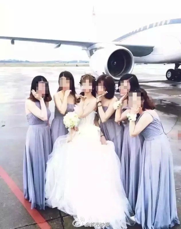 Đám cưới rước dâu bằng chuyên cơ hạng sang gây xôn xao - 1 Cô dâu chụp ảnh cùng dàn phù dâu