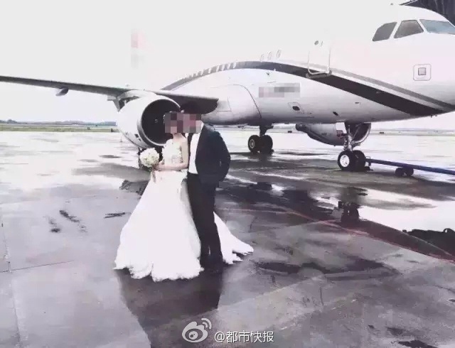 Đám cưới rước dâu bằng chuyên cơ hạng sang gây xôn xao - 2 Cô dâu và chú rể trước khi lên máy bay
