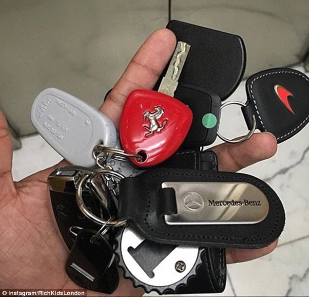 Khoe tiền ngông cuồng, hội nhà giàu nước Anh càng bị ghét - 10 Thanh niên nhà giàu có tên Joel Attwal chia sẻ bộ sưu tập hàng loạt siêu xe