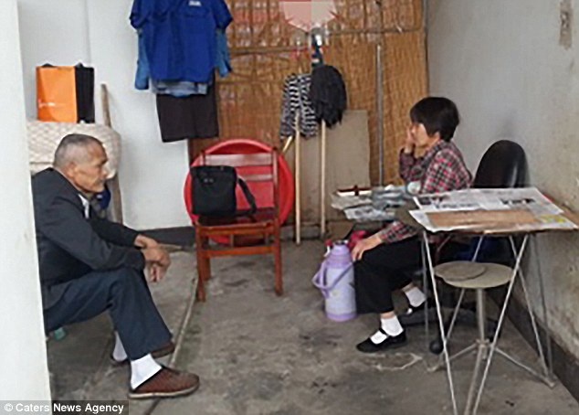 Sống 10 năm trong... nhà vệ sinh để tiết kiệm tiền cho con học đại học - 1 Bà Vương Tú Mai cùng chồng sống trong một nhà vệ sinh bỏ hoang ở trường đại học