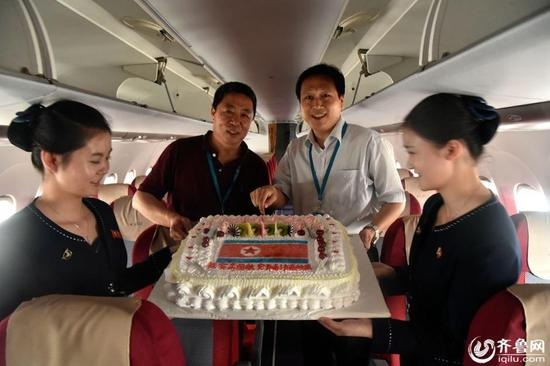 Cận cảnh dàn tiếp viên xinh đẹp của hàng không Triều Tiên - 6 Cắt bánh chúc mừng trên máy bay