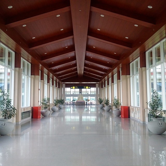 Ngỡ ngàng với sân bay hiện đại nhưng "vắng như chùa Bà Đanh" - 1 Sân bay khang trang nhưng vắng khách