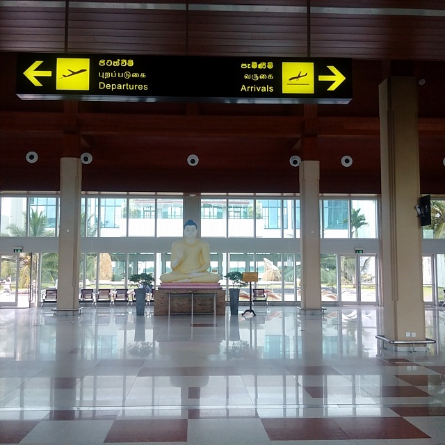 Ngỡ ngàng với sân bay hiện đại nhưng "vắng như chùa Bà Đanh" - 6 Sảnh trung tâm sân bay