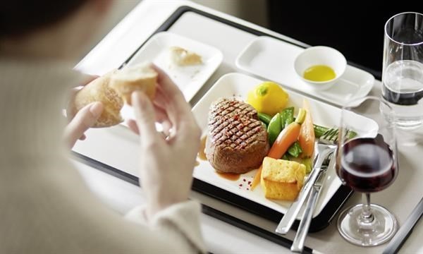 Chiêm ngưỡng những suất ăn “sang chảnh” của các hãng hàng không - 6 Chiêm ngưỡng những suất ăn “sang chảnh” của các hãng hàng không - 6