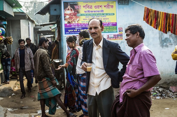 Số phận những cô gái bán hoa trong nhà thổ lâu đời nhất Bangladesh - 6 Khách hàng và gái bán dâm đứng bên ngoài các nhà thổ