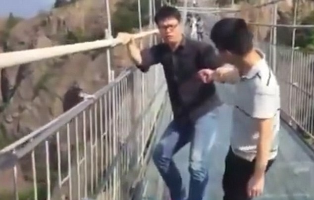 Du khách khóc thét, run lẩy bẩy khi đi trên cầu kính trong suốt - 1 Du khách khóc thét, run lẩy bẩy khi đi trên cầu kính trong suốt - 1