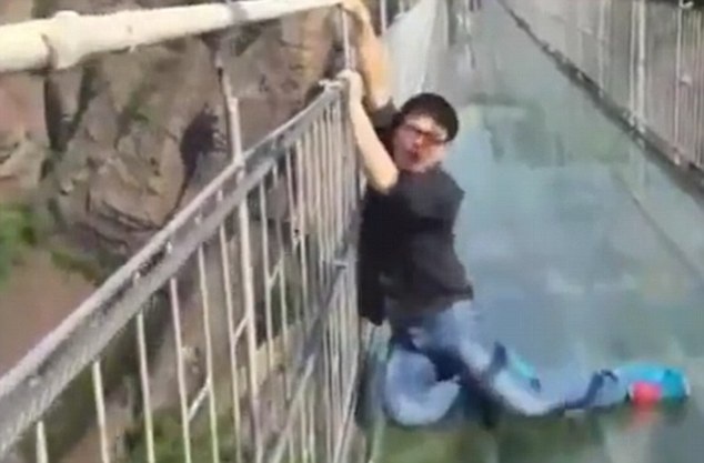 Du khách khóc thét, run lẩy bẩy khi đi trên cầu kính trong suốt - 2 Du khách hoảng sợ khi đi trên cây cầu đáy trong suốt