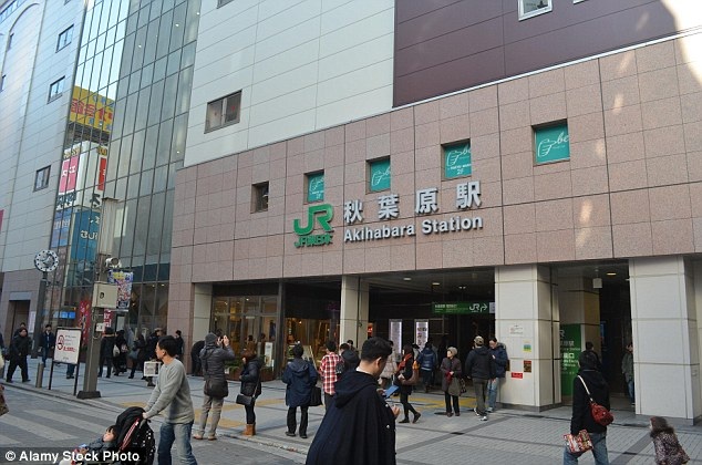 Giật mình cảnh du khách nam khỏa thân đứng mua vé ở nhà ga - 4 Nhà ga Akihabara ở thủ đô Tokyo, nơi xảy ra sự việc