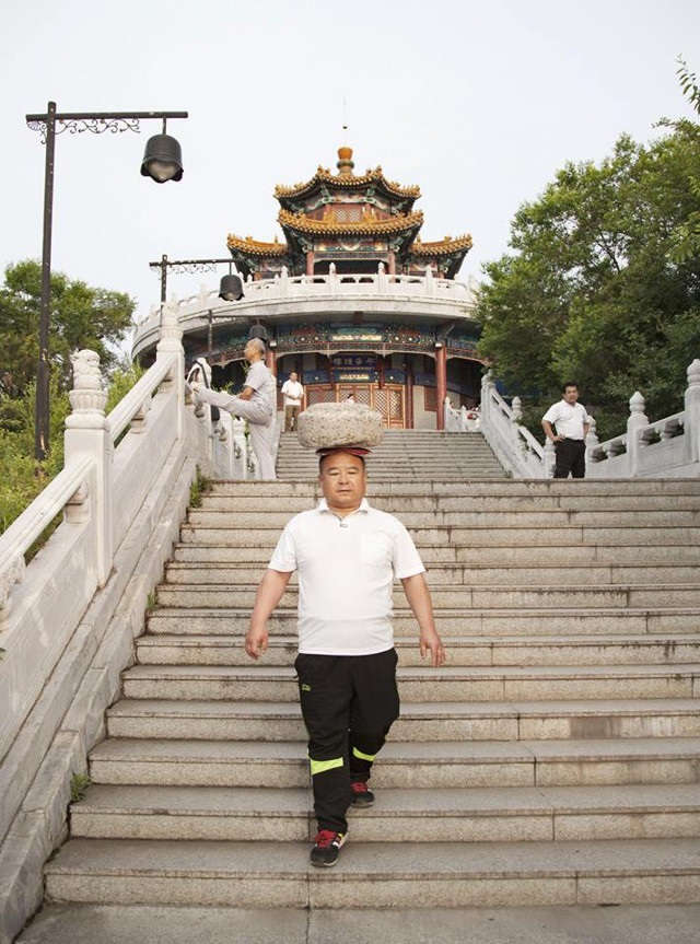 Giảm 30kg nhờ đội đá lên đầu hàng ngày - 3 Ông kiên trì tập luyện leo cầu thang
