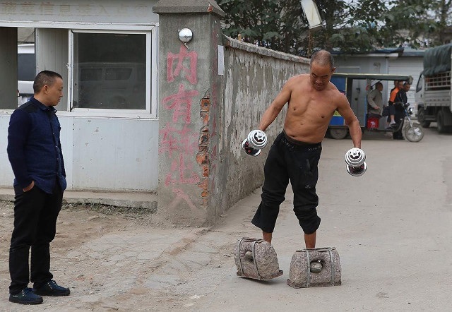 Giảm 30kg nhờ đội đá lên đầu hàng ngày - 5 Trước Cong Yan, một người đàn ông khác cũng ở Trung Quốc, tự tạo cho mình bài luyện tập đặc biệt. Ông cho đúc hai khối bê tông lớn rồi xỏ chân vào và tập đi bộ 200m mỗi ngày.