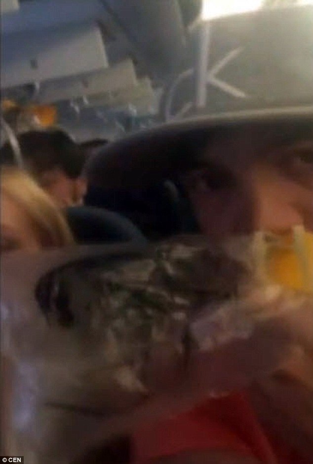 Một vài hành khách dùng sai mặt nạ dưỡng khí